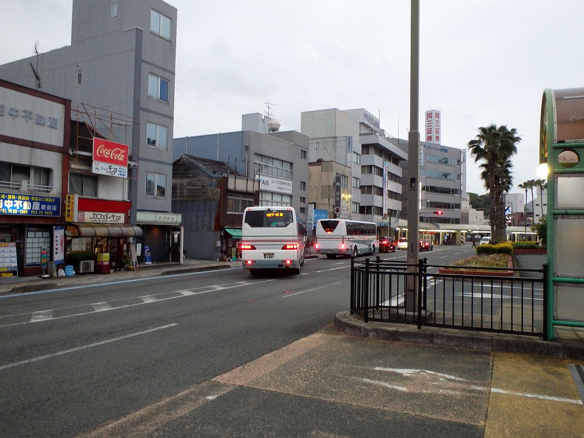 宇和島駅前にて