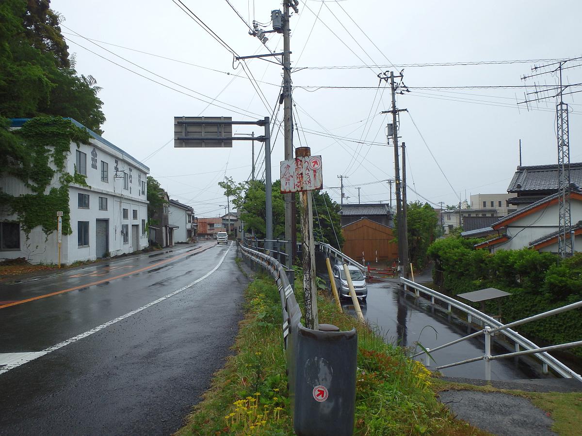 白地に赤文字のへんろ道案内と佐賀中方面のバス停
