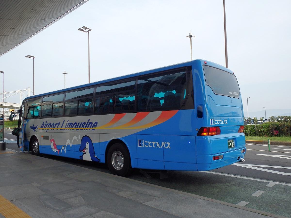 高松空港到着直後のリムジンバス バスの側面には、ことでんのマスコット「イルカのことちゃん」が描かれていた