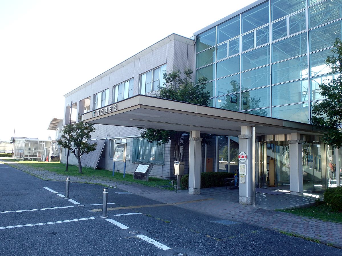 役場正面玄関にバス停あり