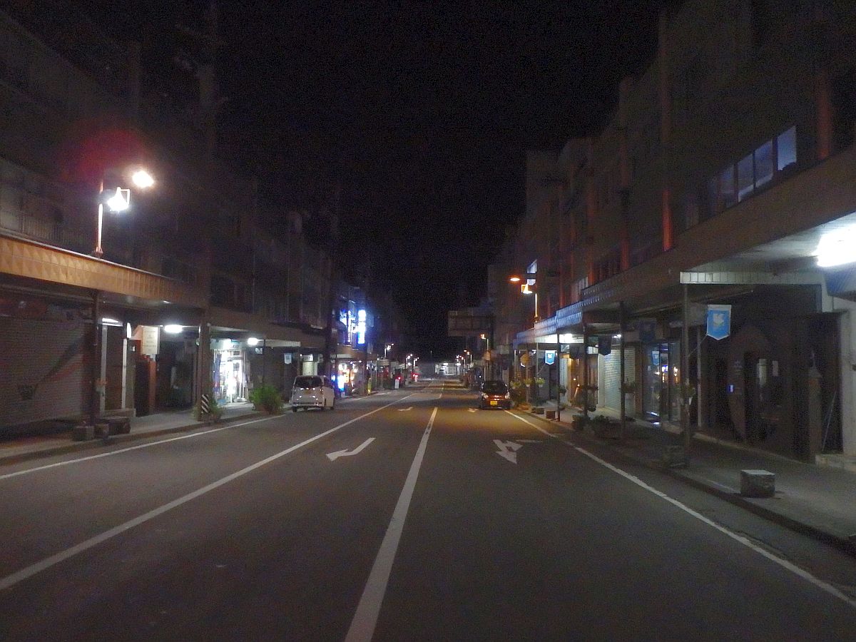 夜の駒ケ根駅前通り