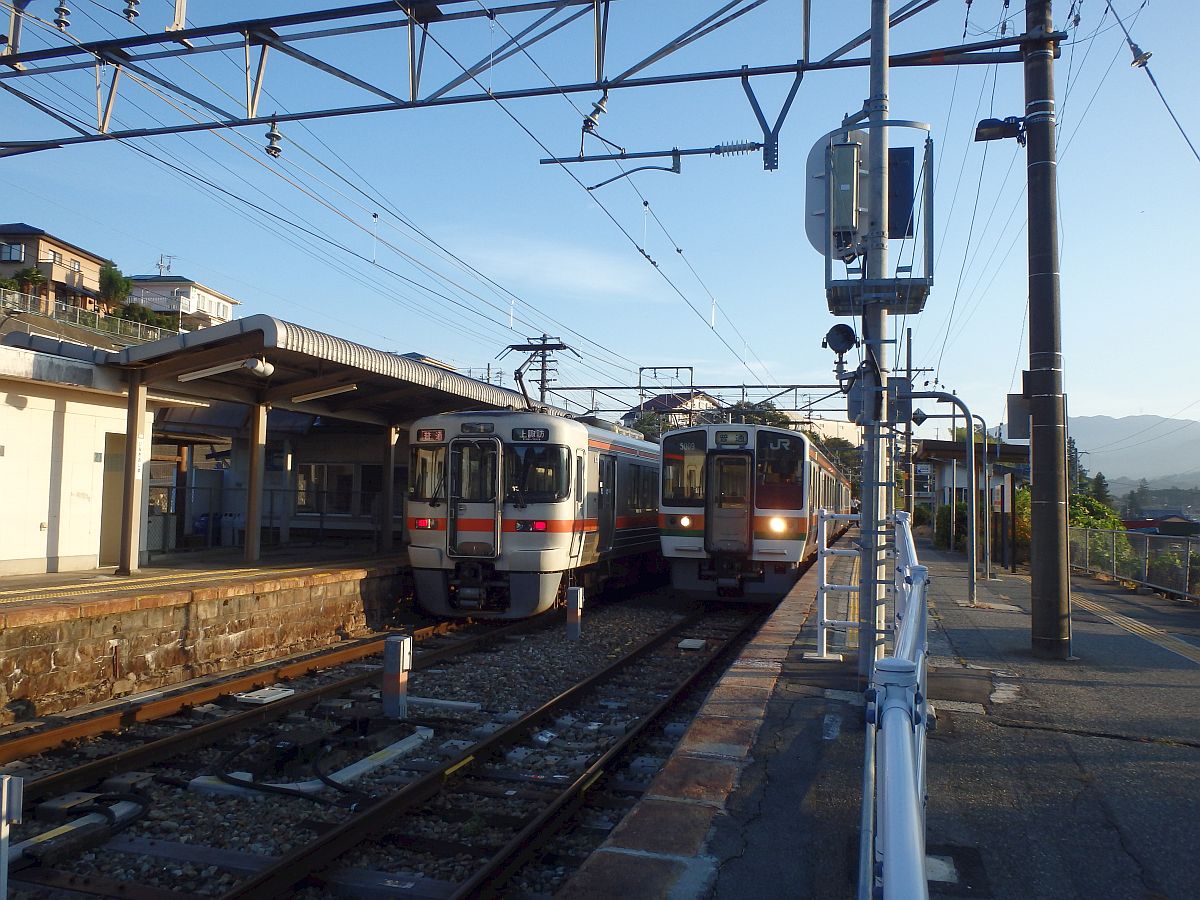 上諏訪行と豊橋行の交換（伊那大島駅）