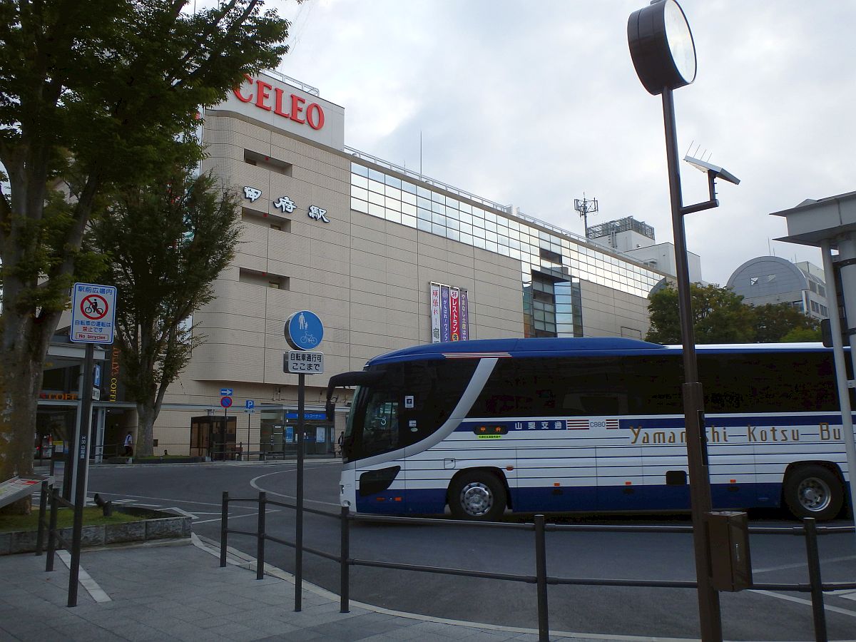 朝の甲府駅南口と回送されてきた高速バス