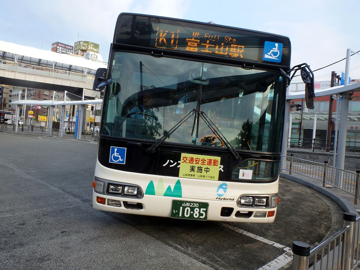 甲府駅北口にて