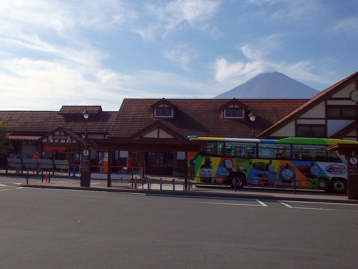 朝の河口湖駅と富士山 駅舎の奥に富士山