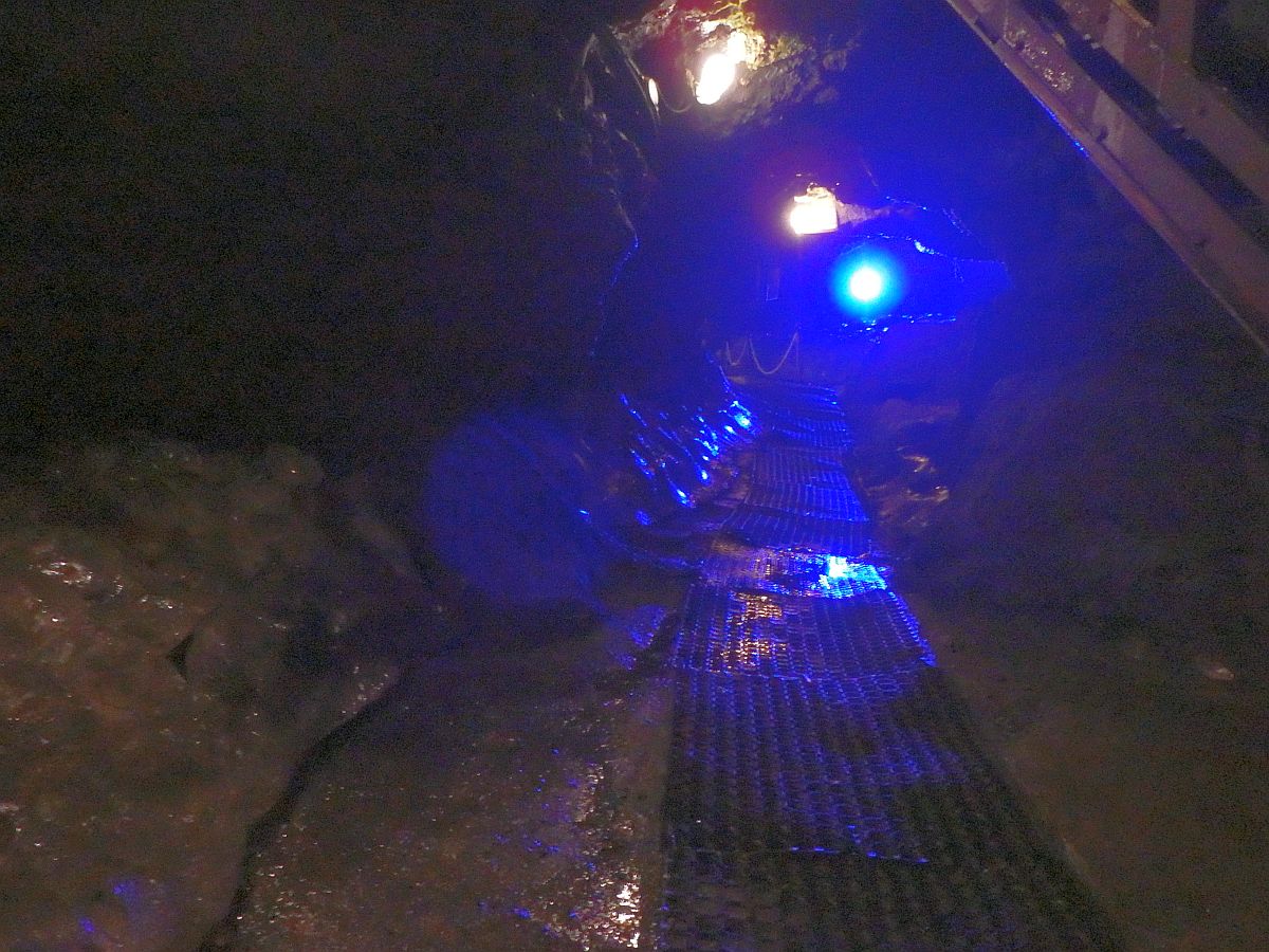 鳴沢氷穴内部 青色のライトで照らされた氷穴内部