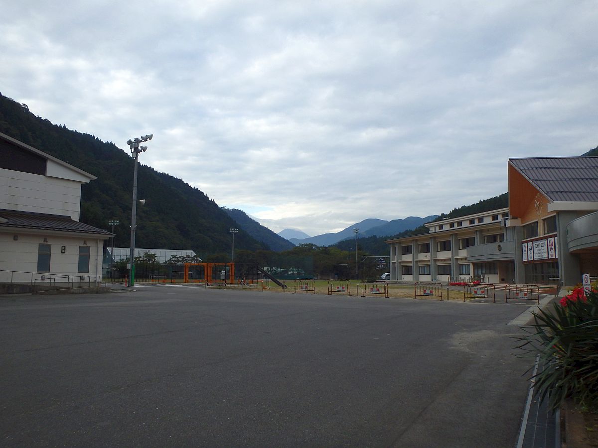 道志小中学校前から見た富士山 道志小中学校前にて