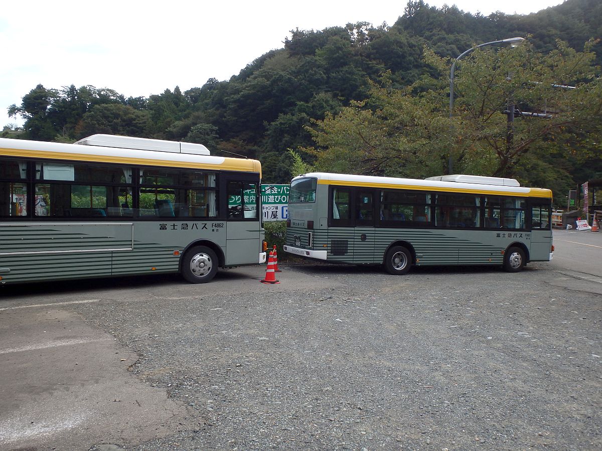 月夜野バス停の富士急バス2台 直列で停車する富士急バス