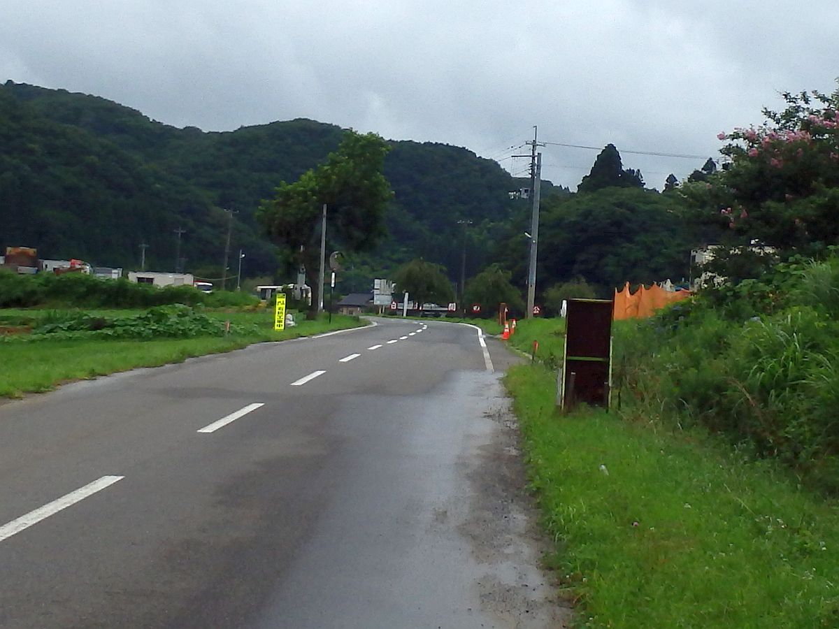 関の森公園16時15分発のバス(黄色の看板の奥) 500メートルくらいの差で間に合わなかったバス