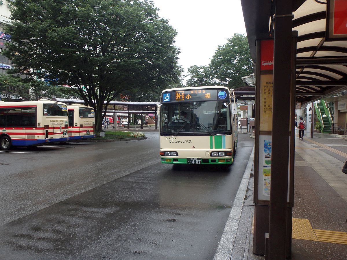 福島駅東口にて