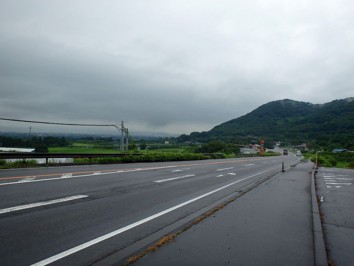 国道4号沿いに南方向を見て