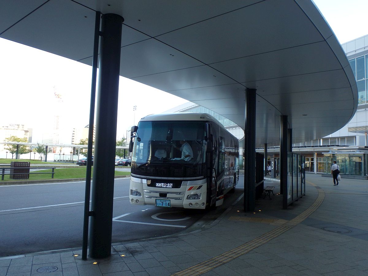 富山駅前に到着した山形・仙台線 富山駅前にて