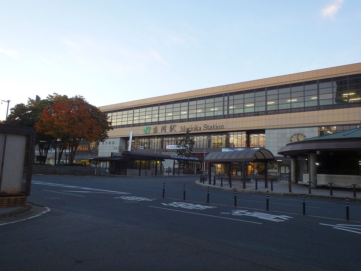 盛岡駅前にて