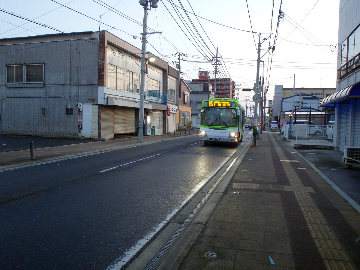 八戸十一日町にて