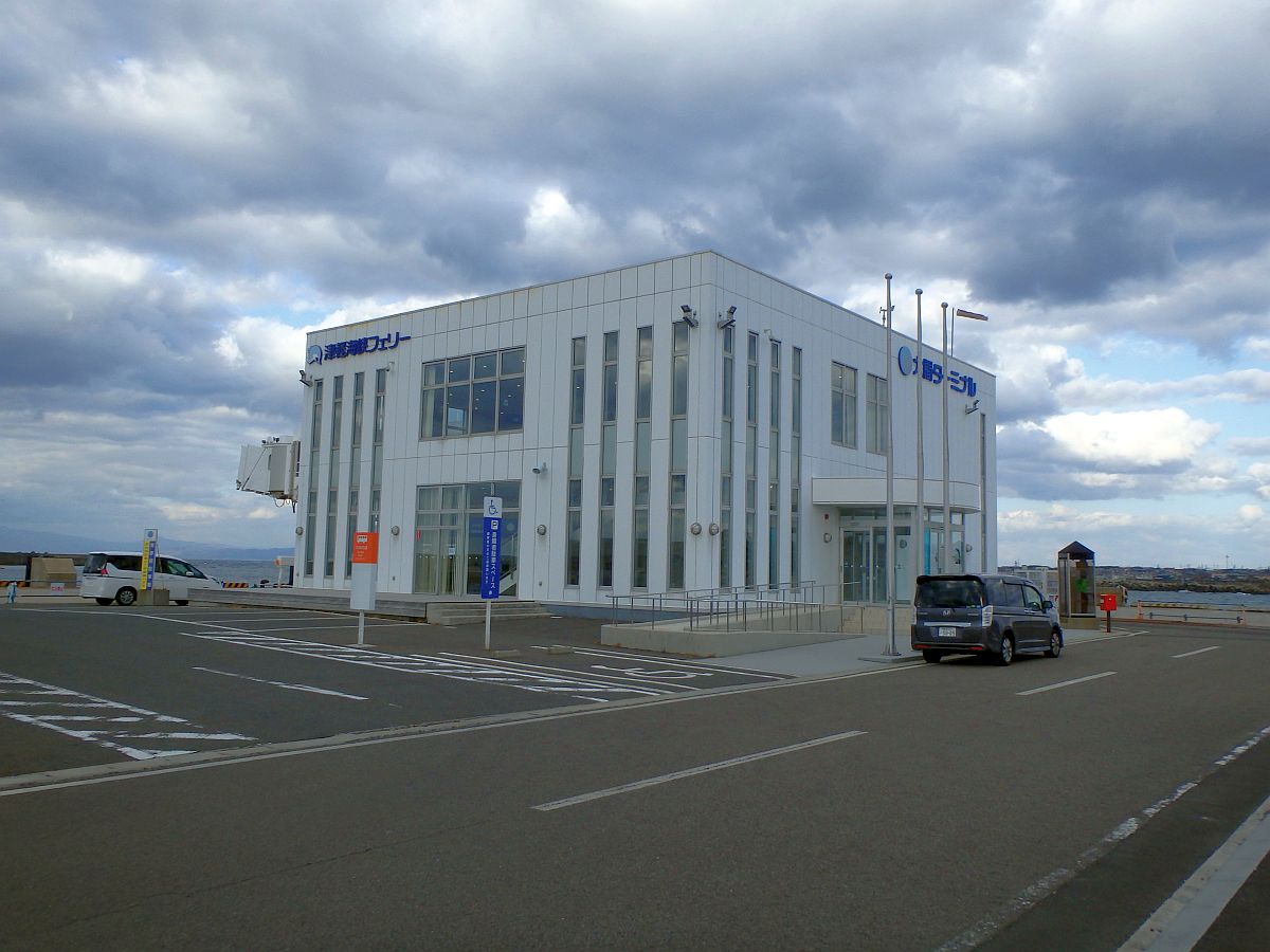 2階建て、周辺も含めて施設は新しい