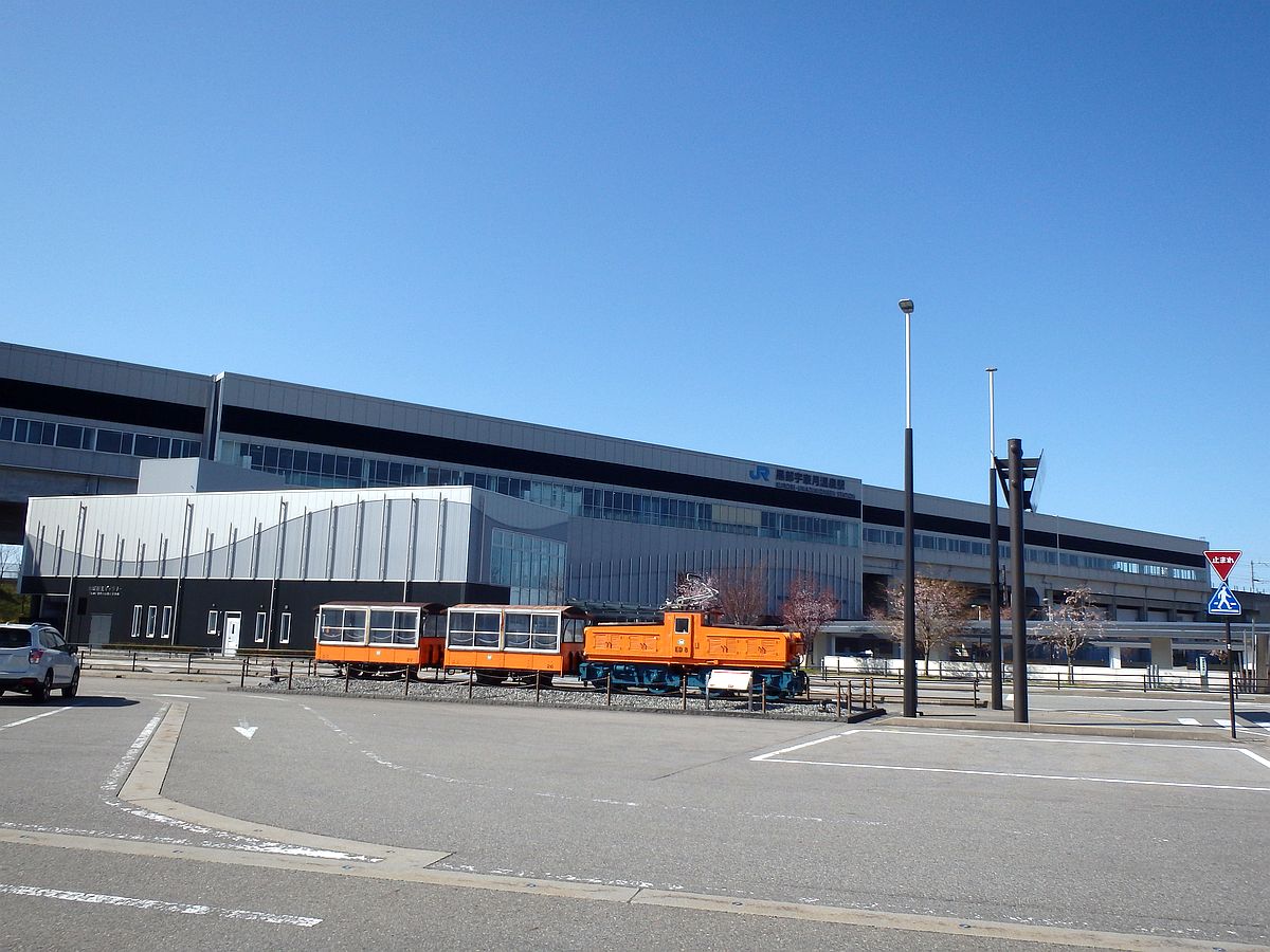 新黒部駅側から見た黒部宇奈月温泉駅とトロッコ 新黒部駅にて