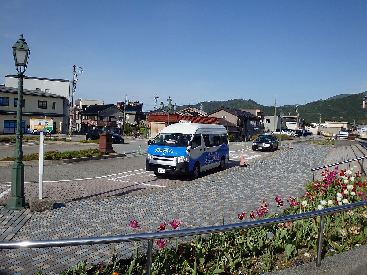 泊駅前にて