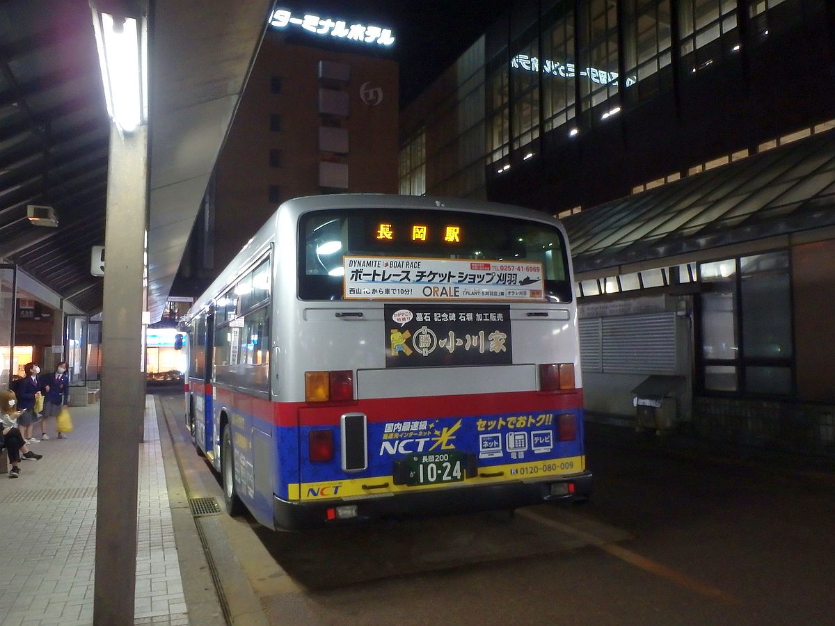 長岡駅前到着直後の越後交通バス