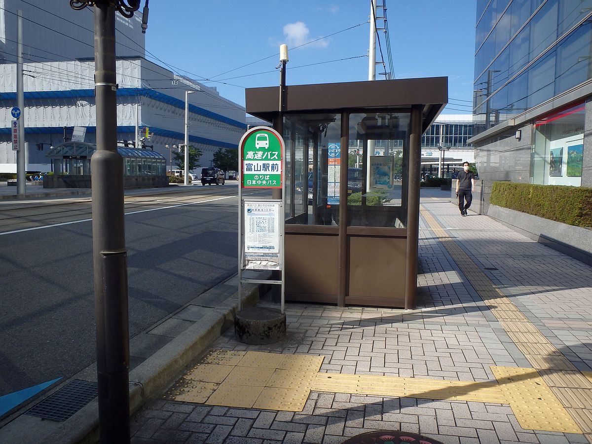 手前には日本中央バス、奥にはまいどはやバスのバス停が見える