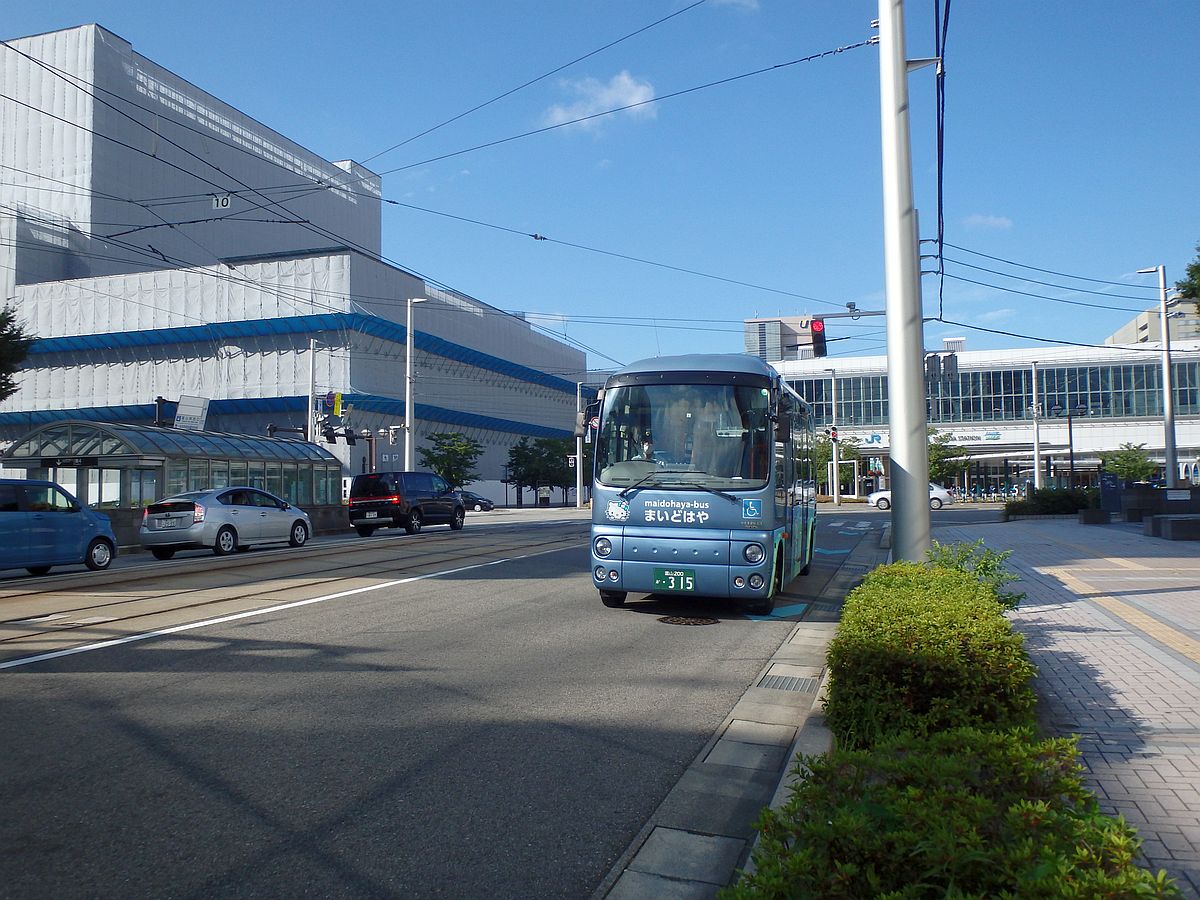 富山駅前にて