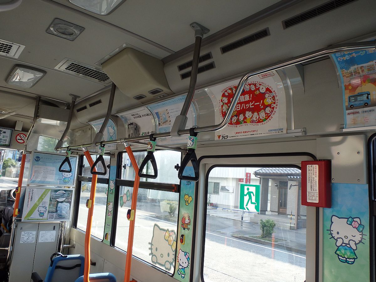 窓や壁面、つり革などにキティちゃんのステッカーが貼られている。