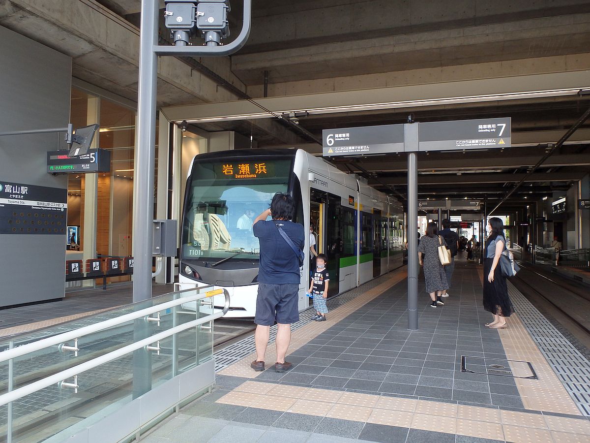 富山駅にて