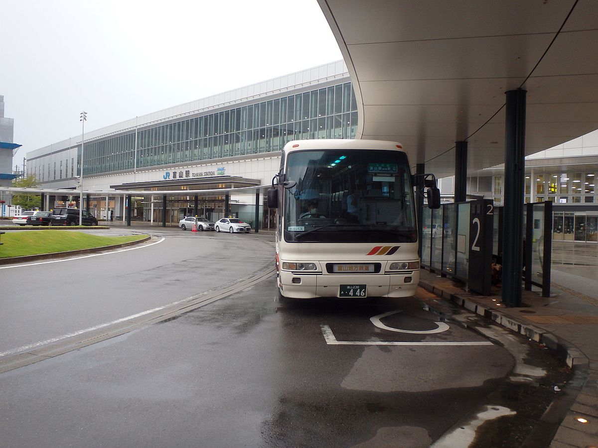 富山駅前にて
