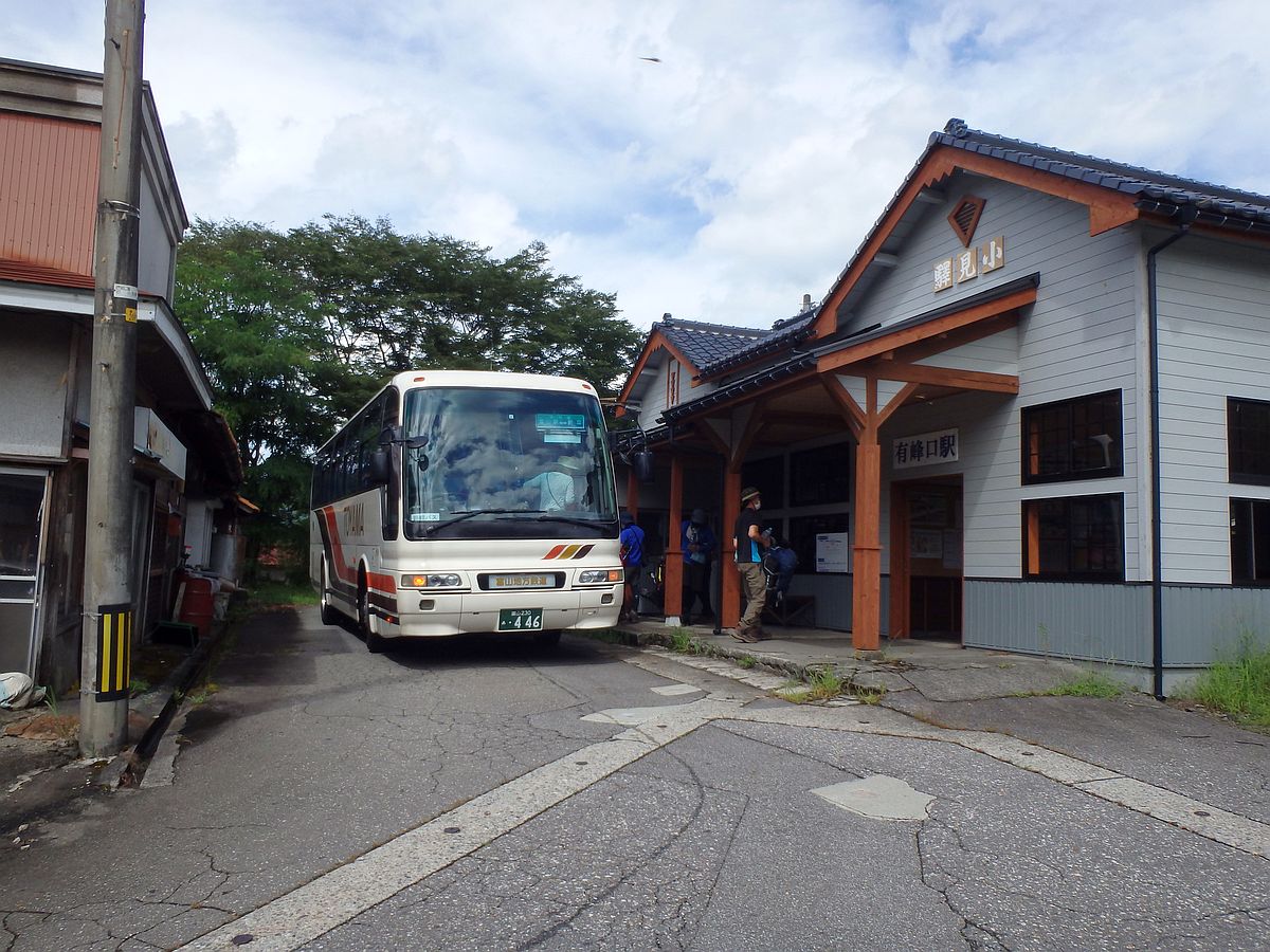 有峰口駅前にて