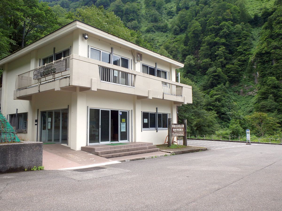 称名滝バス停は、休憩所併設のバス用駐車場の片隅にある