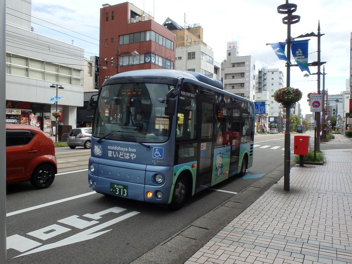 富山駅前にて