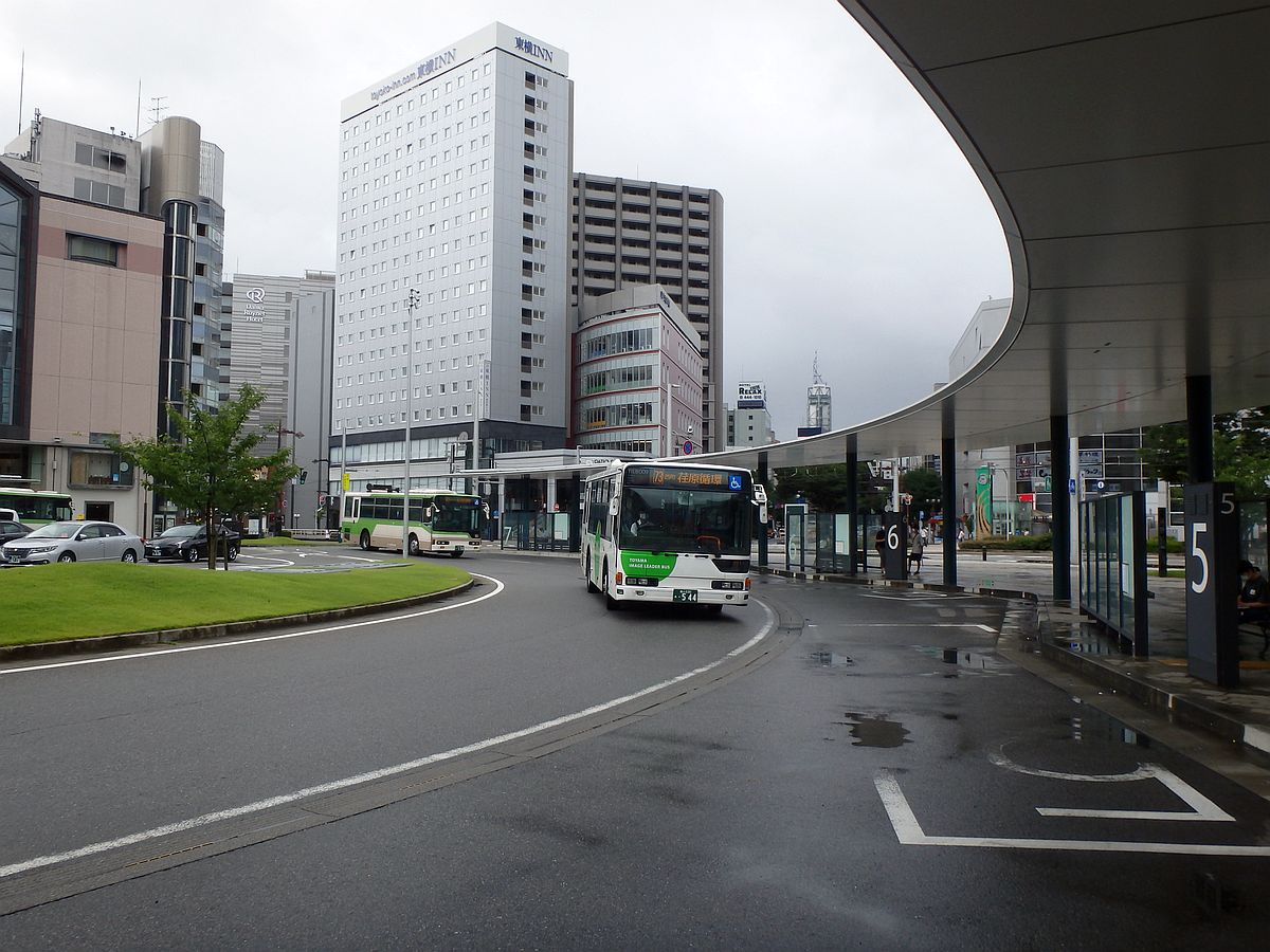 富山駅前にて