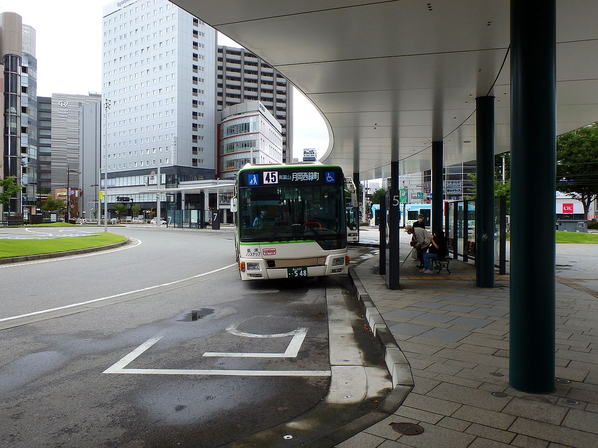 富山駅前にて