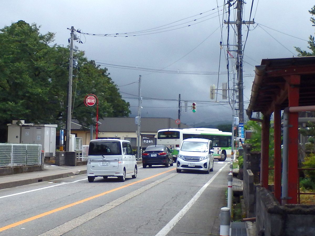 月岡中学校前交差点を右折するバス 月岡中学校前バス停より撮影