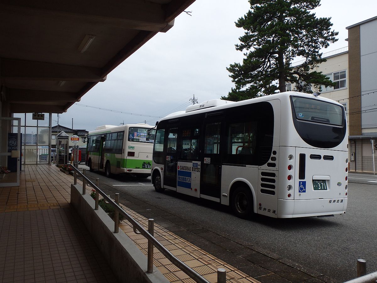 前方が地鉄バスの「外回り」、後方が桜井交通の「内回り」
