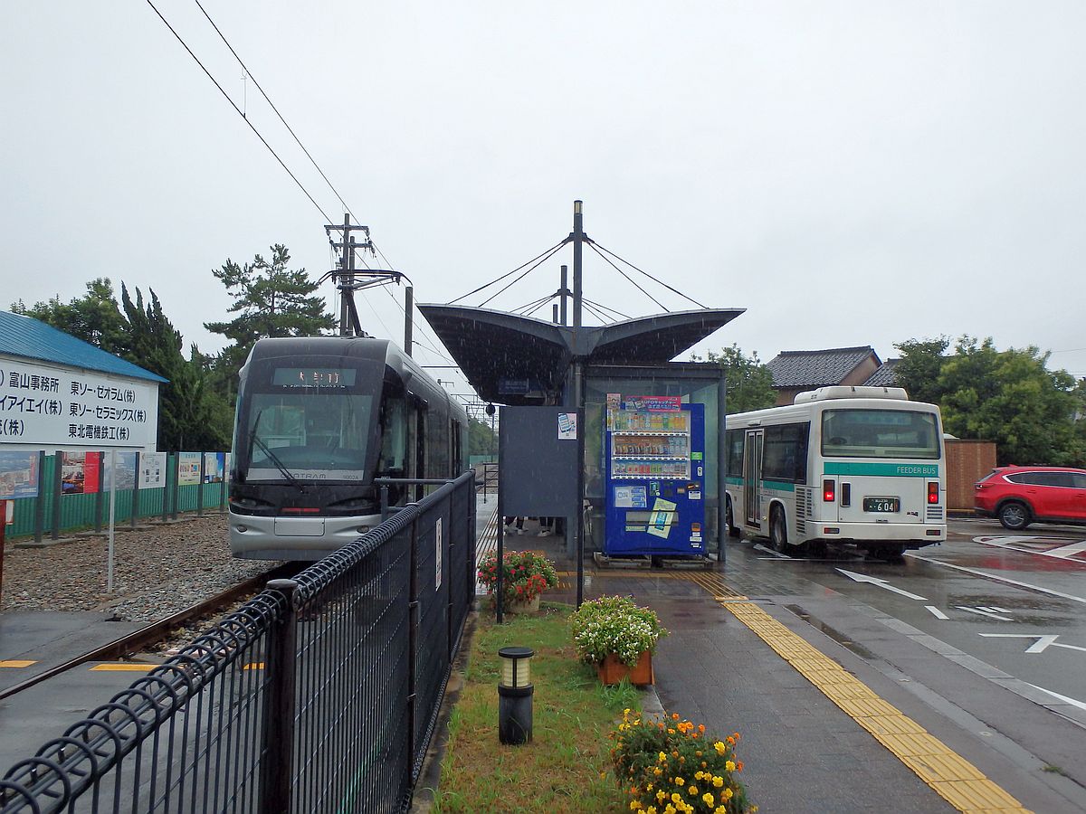 岩瀬浜駅とフィーダーバスと富山港線