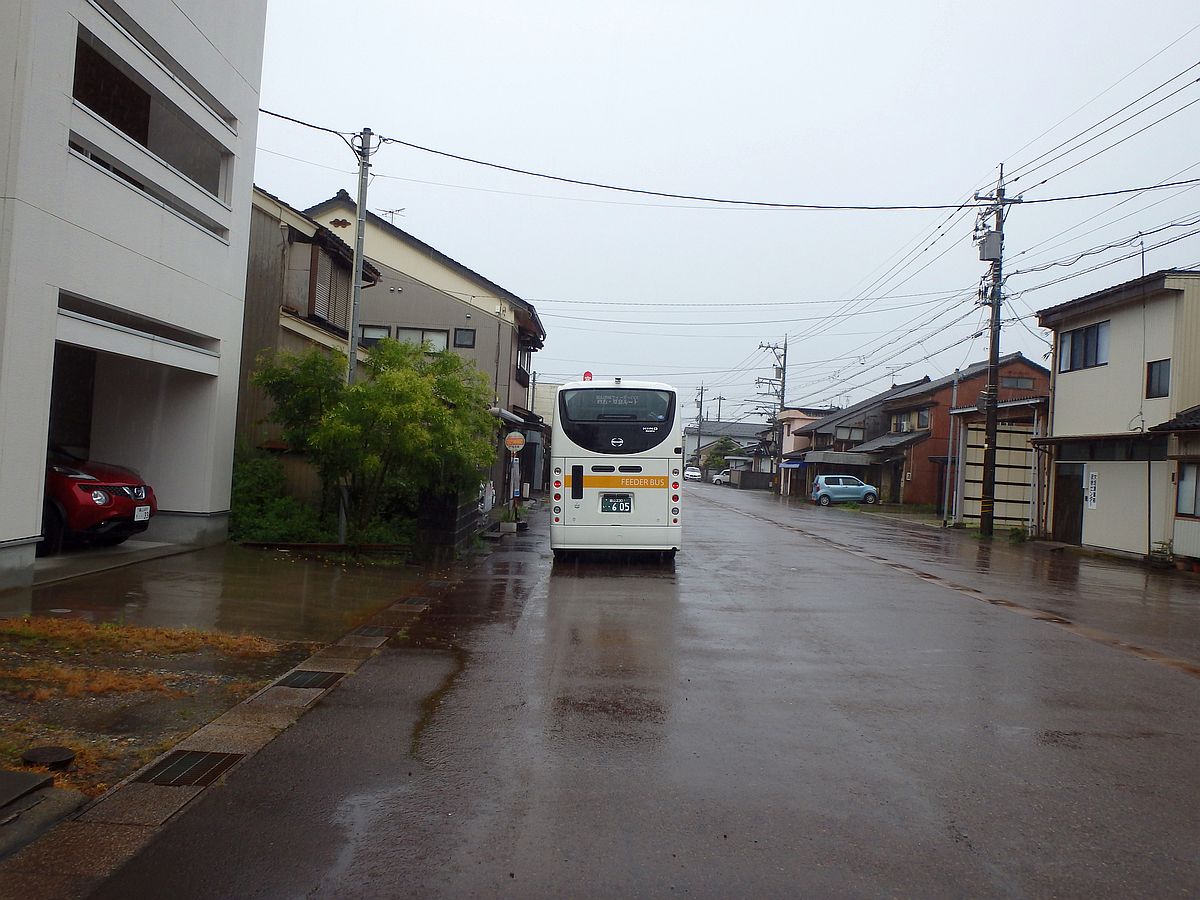 四方神明町のフィーダーバス