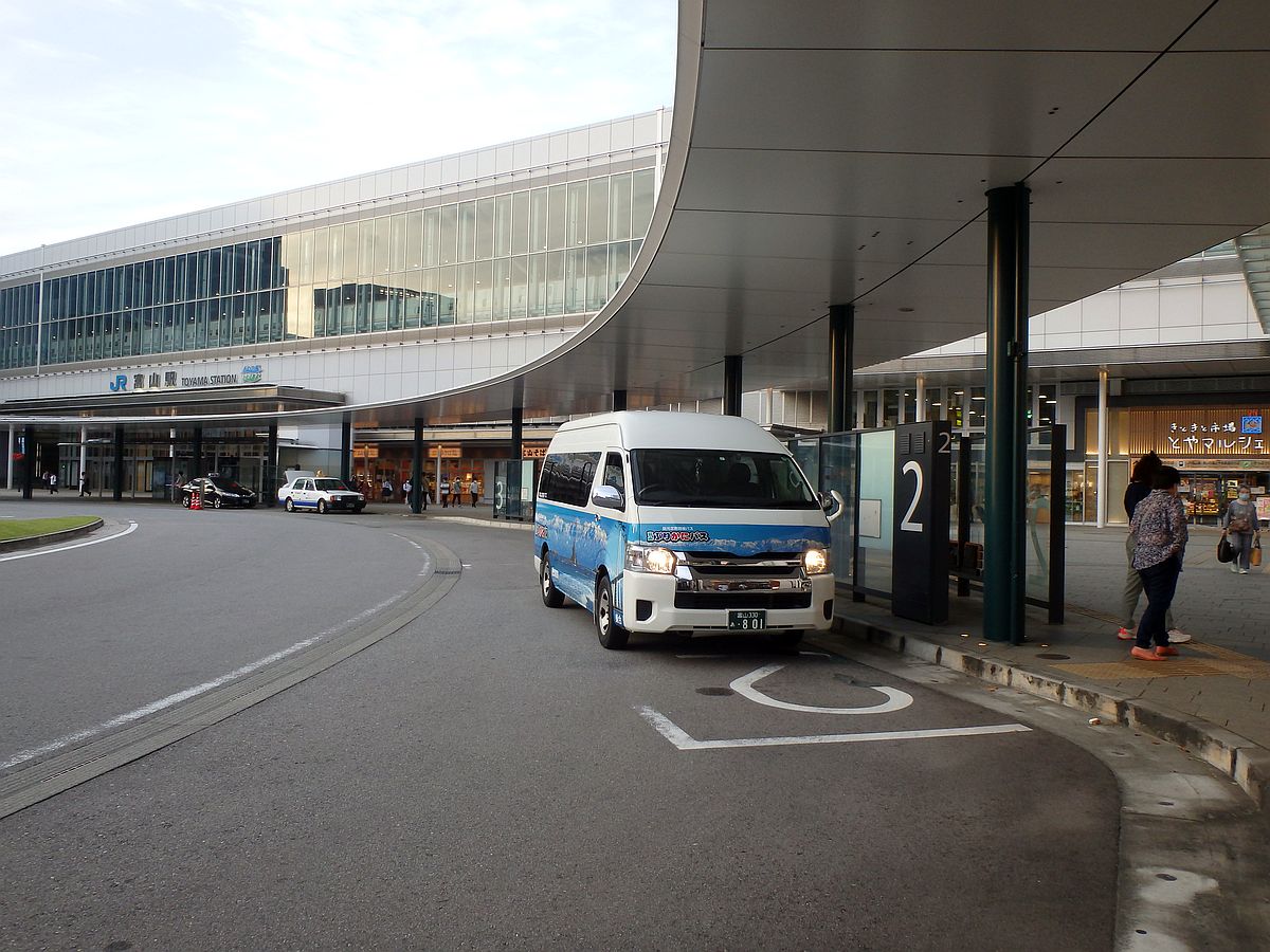 富山駅前にて