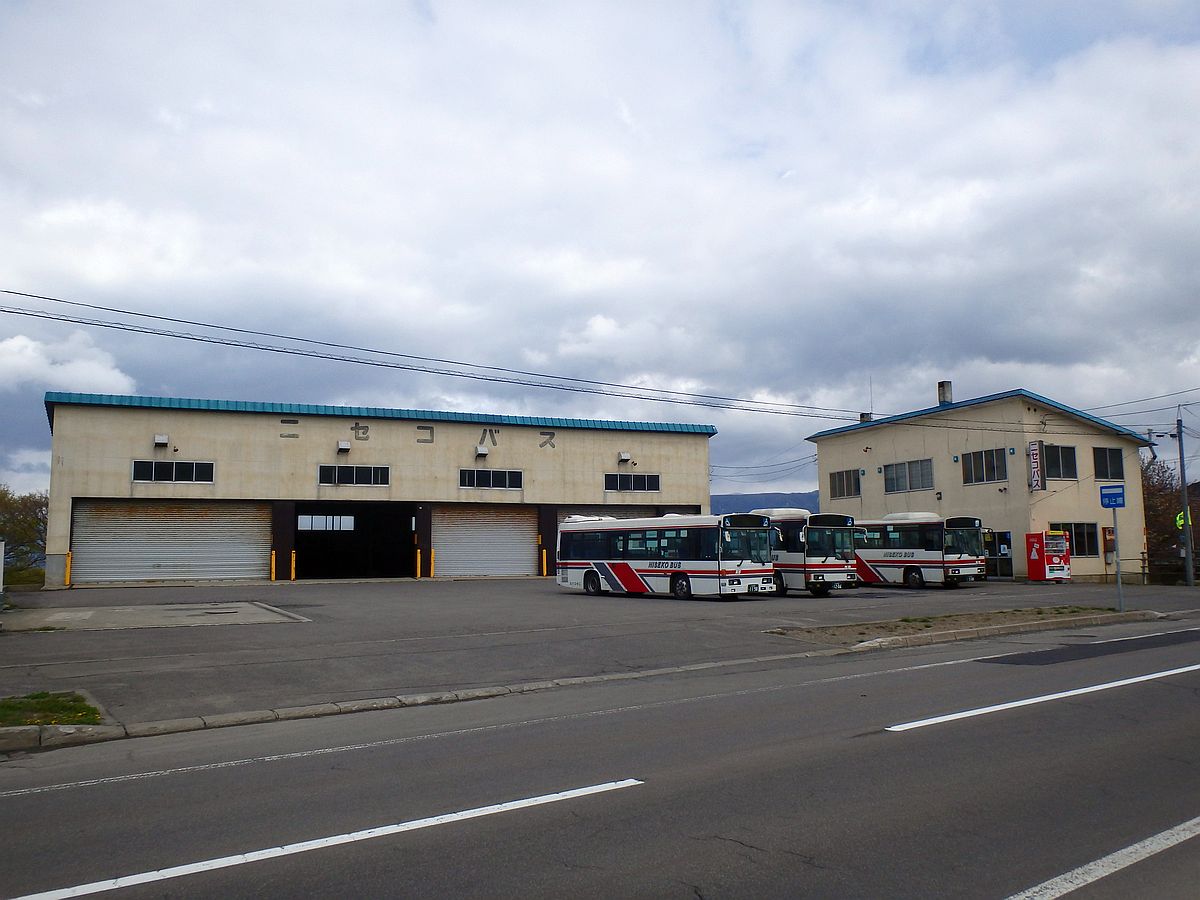 構内にはバスが3台停車している