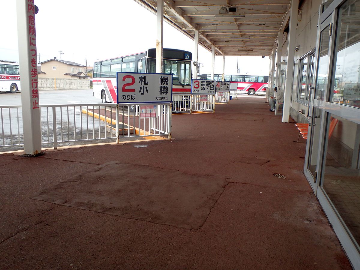 手前より「2のりば：札幌、小樽方面ゆき」「3のりば：神威岬、神恵内、泊・盃方面ゆき」「4のりば：倶知安、小沢方面ゆき」