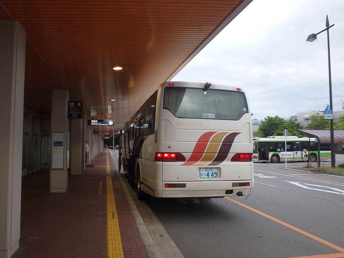 富山空港前にて