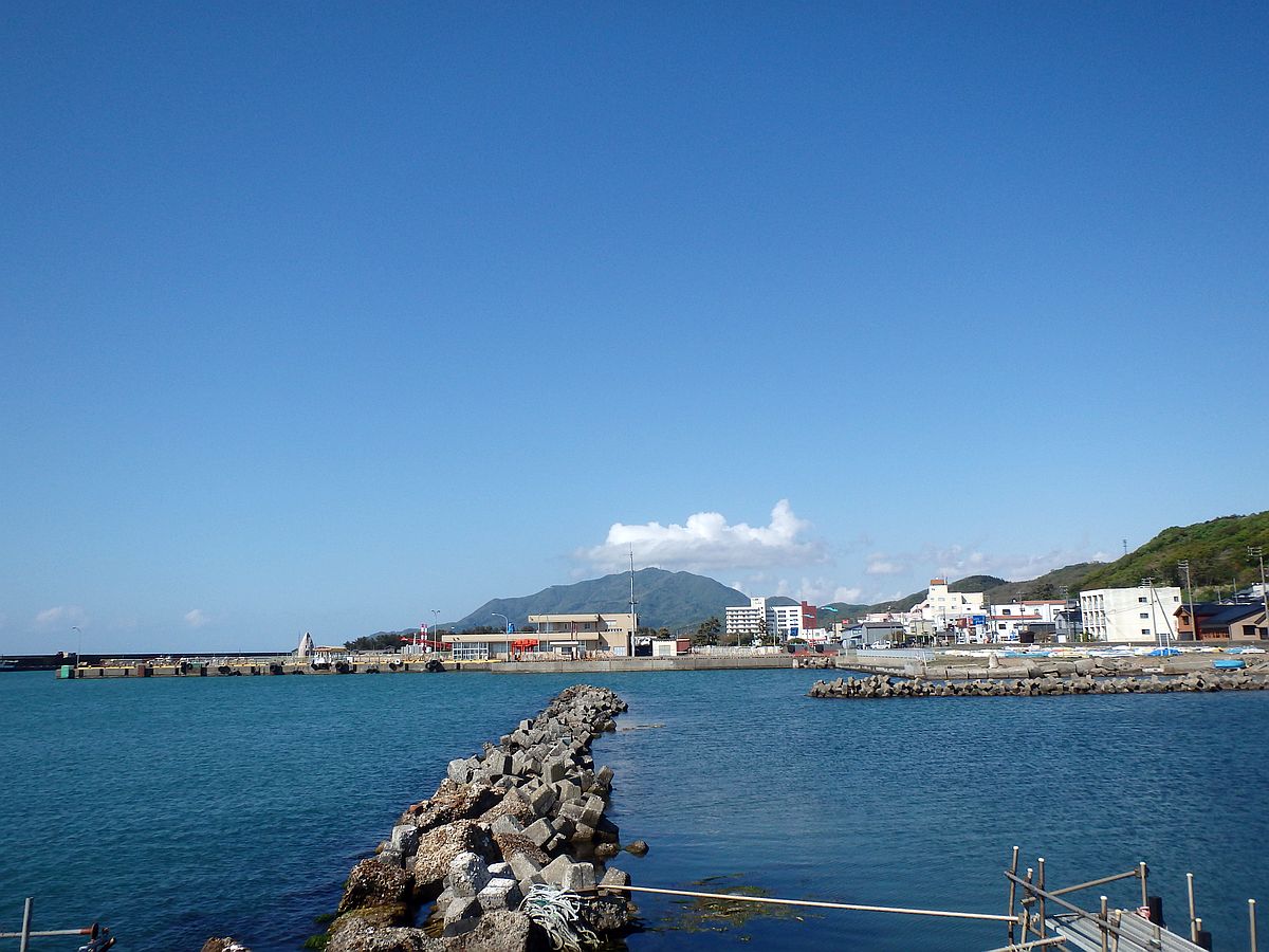 寺泊港からみた弥彦山 弥彦山山頂付近に小さな雲がある以外は快晴