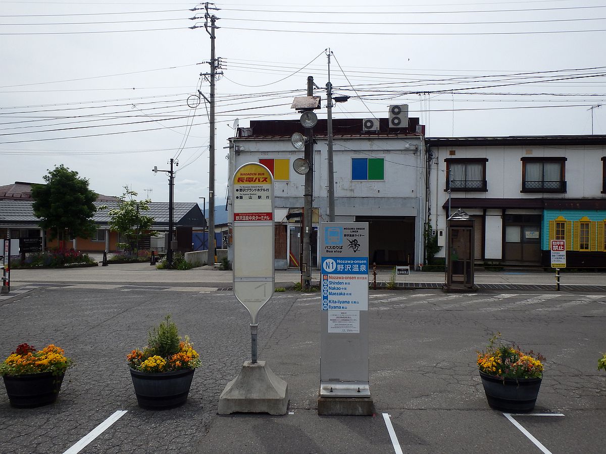 のざわ温泉交通（右）と長電バス（左）のバス停が並んでいる