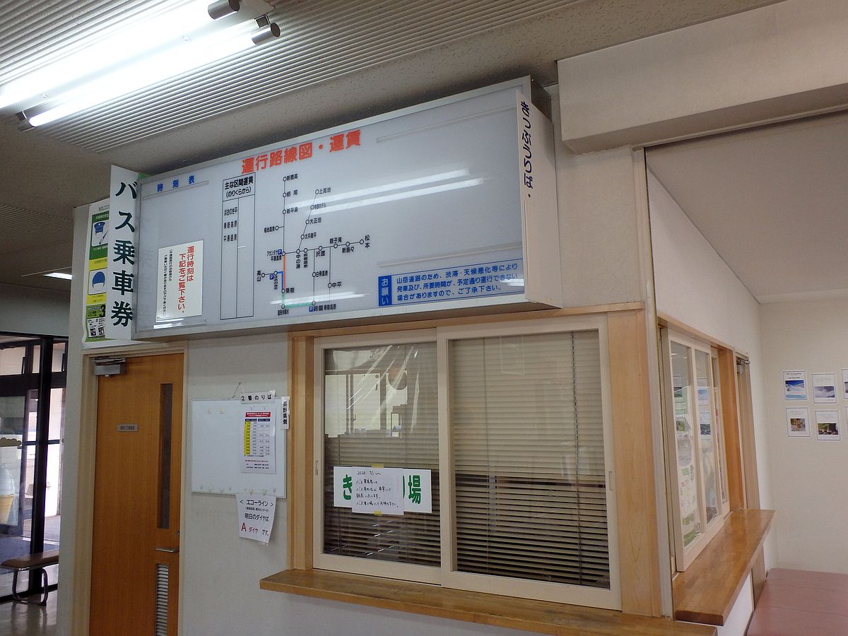 閉鎖中の畳平バス乗車券売り場 売り場の上に路線図が描かれている