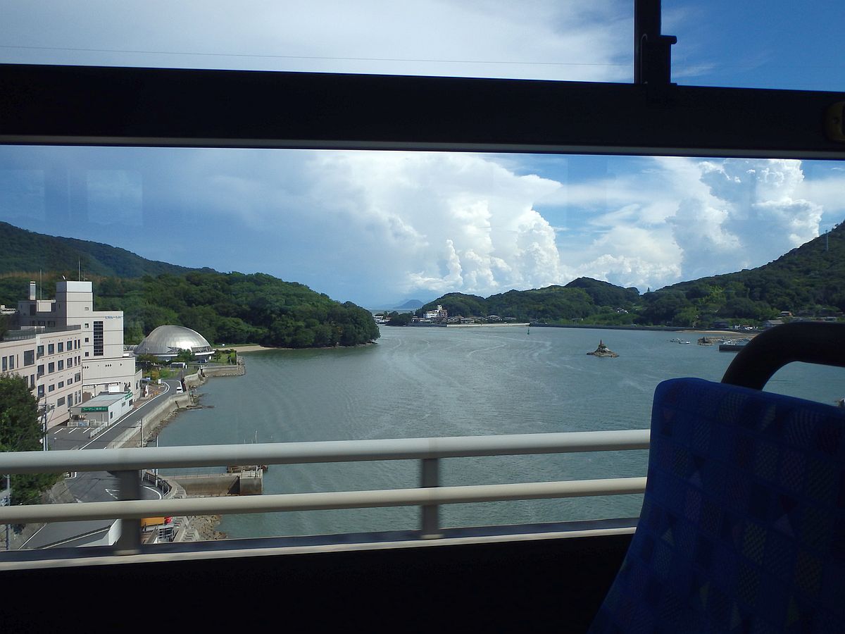 神島大橋走行中のバス車内より