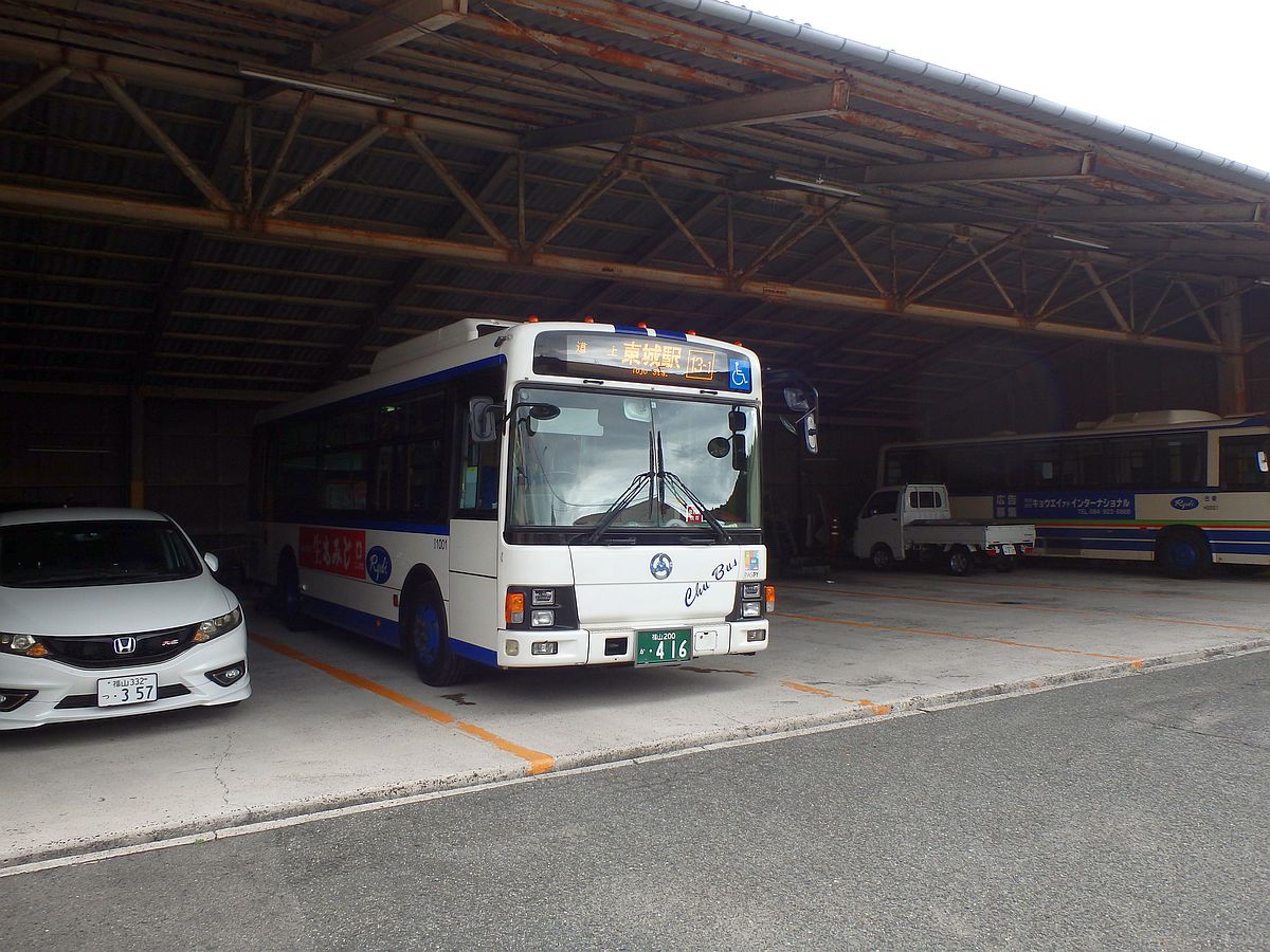 油木で停車中の中国バス