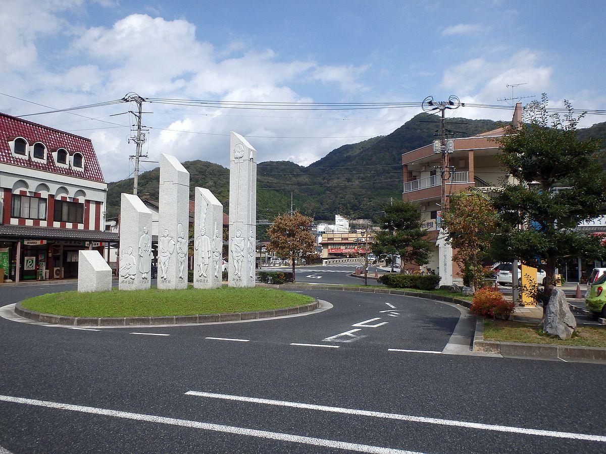 新見駅前にて