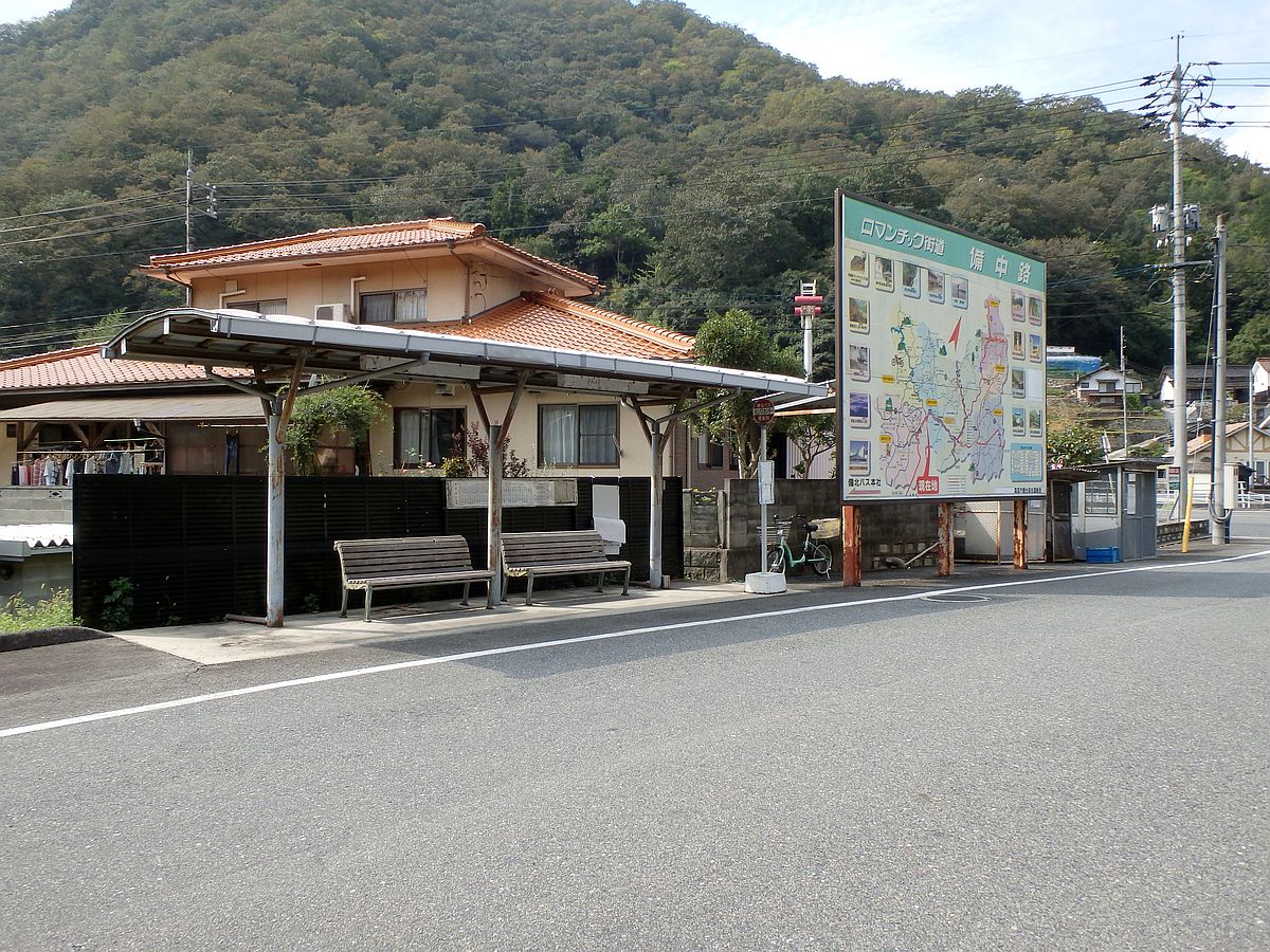 川上バスセンターバス停 バス停は駐車場から出て行く側のみにあった