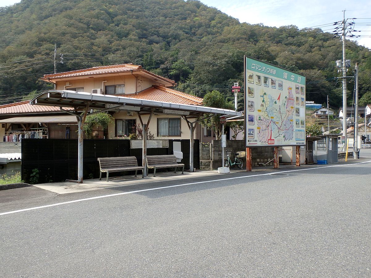 バス停は駐車場から出て行く側のみにあった