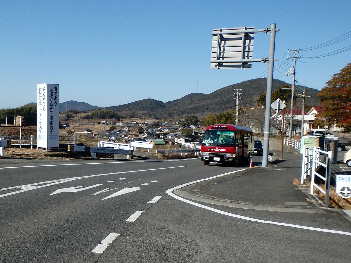 鶴山小学校前にて