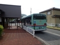 [路線バス][バス停]朽木学校前で向かい合う江若交通と京都バス